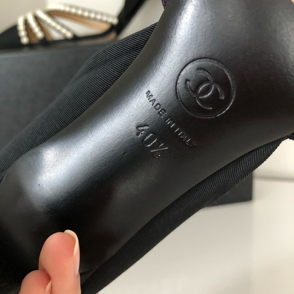 CHANEL satin pearl embellished CC heel pumps - Picture 6 of 7
